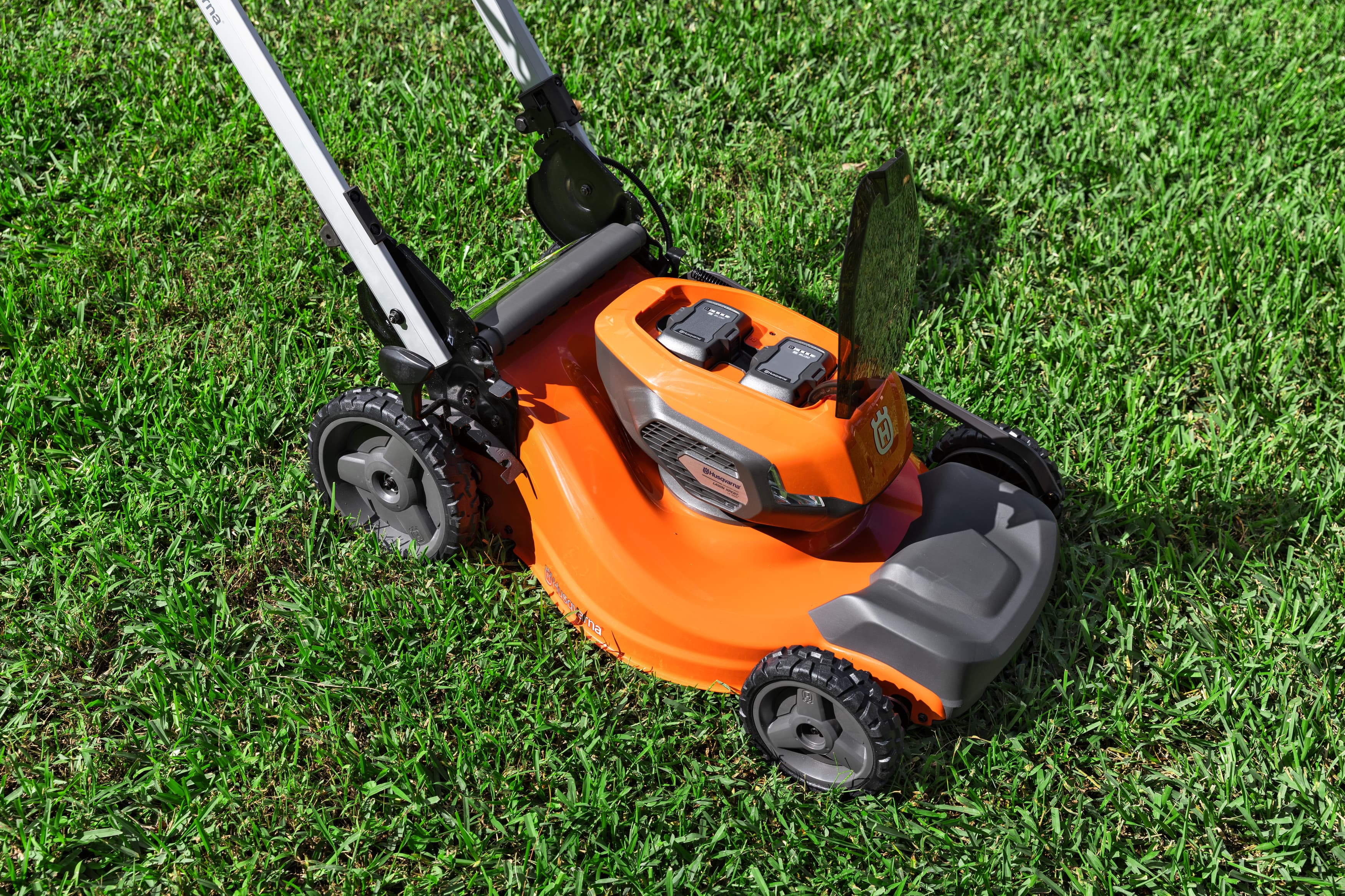 Lawn Xpert™ LE322R with battery and charger image 2