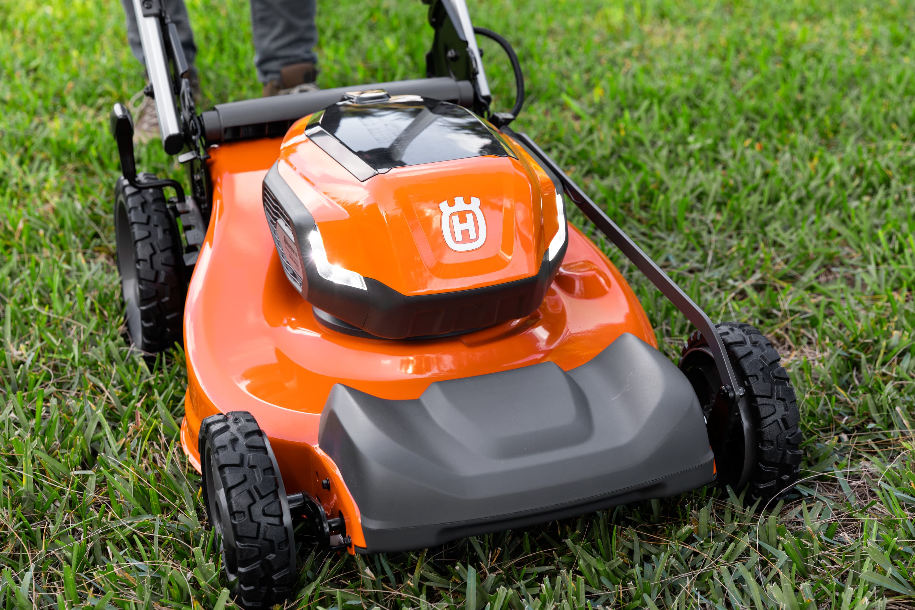 Lawn Xpert™ LE322R with battery and charger image 3